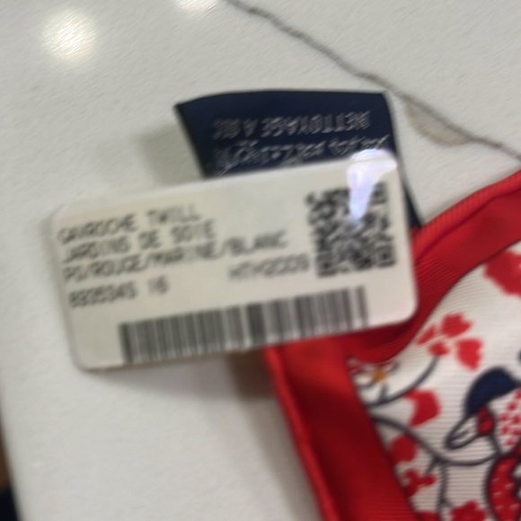 Hermes square 16x16 100% silk made in France
Red and Blue Patterned Scarf - Picture 7 of 7